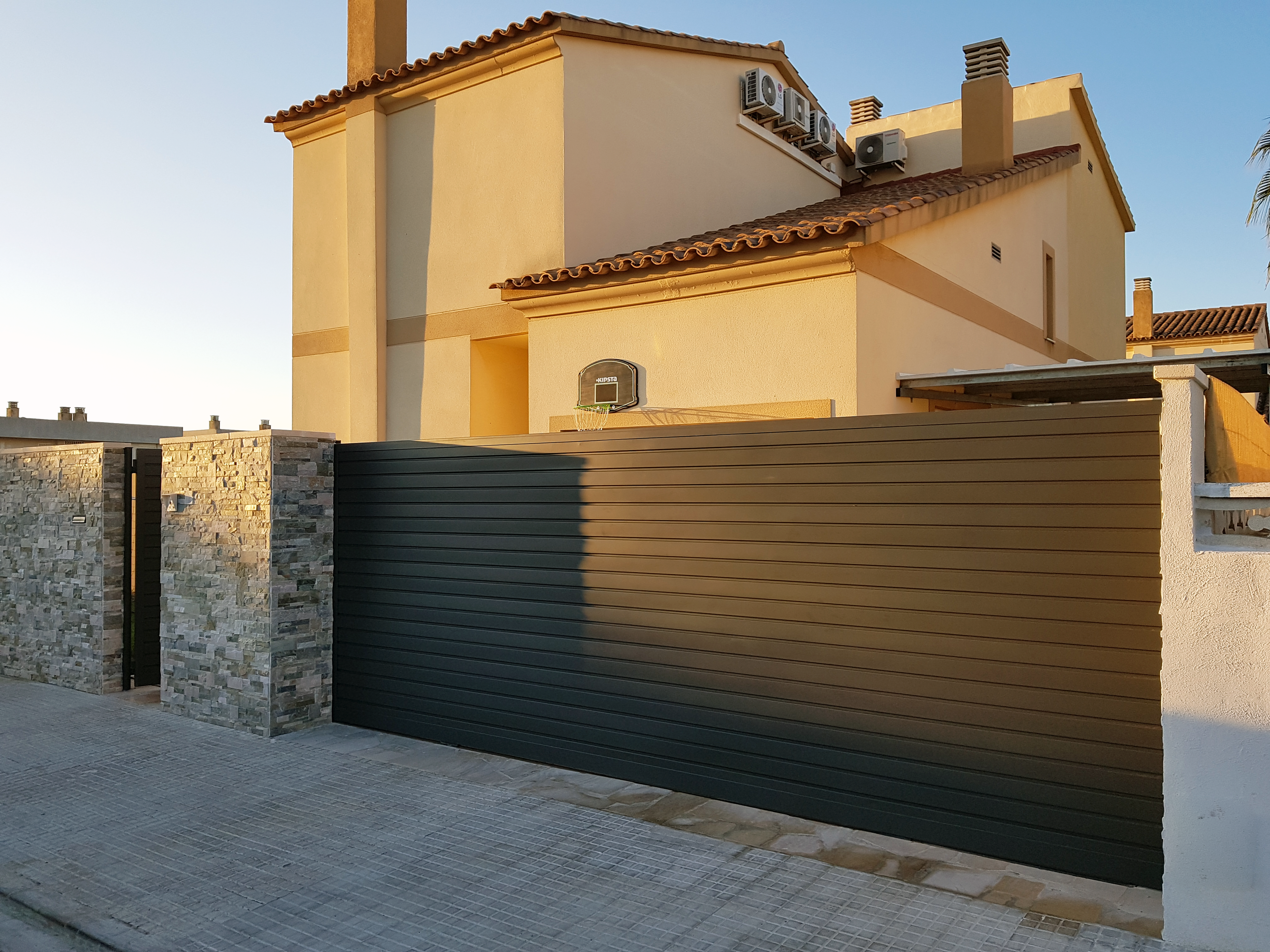Puerta corredera de aluminio lacado gris antracita