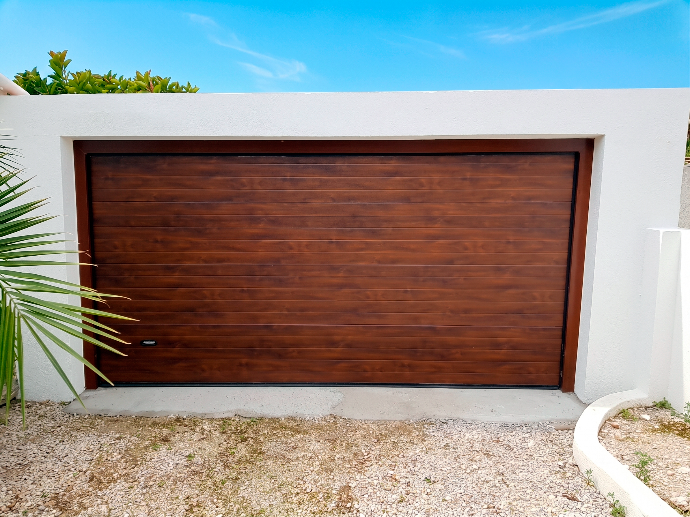 Puerta de garaje seccional imitación madera