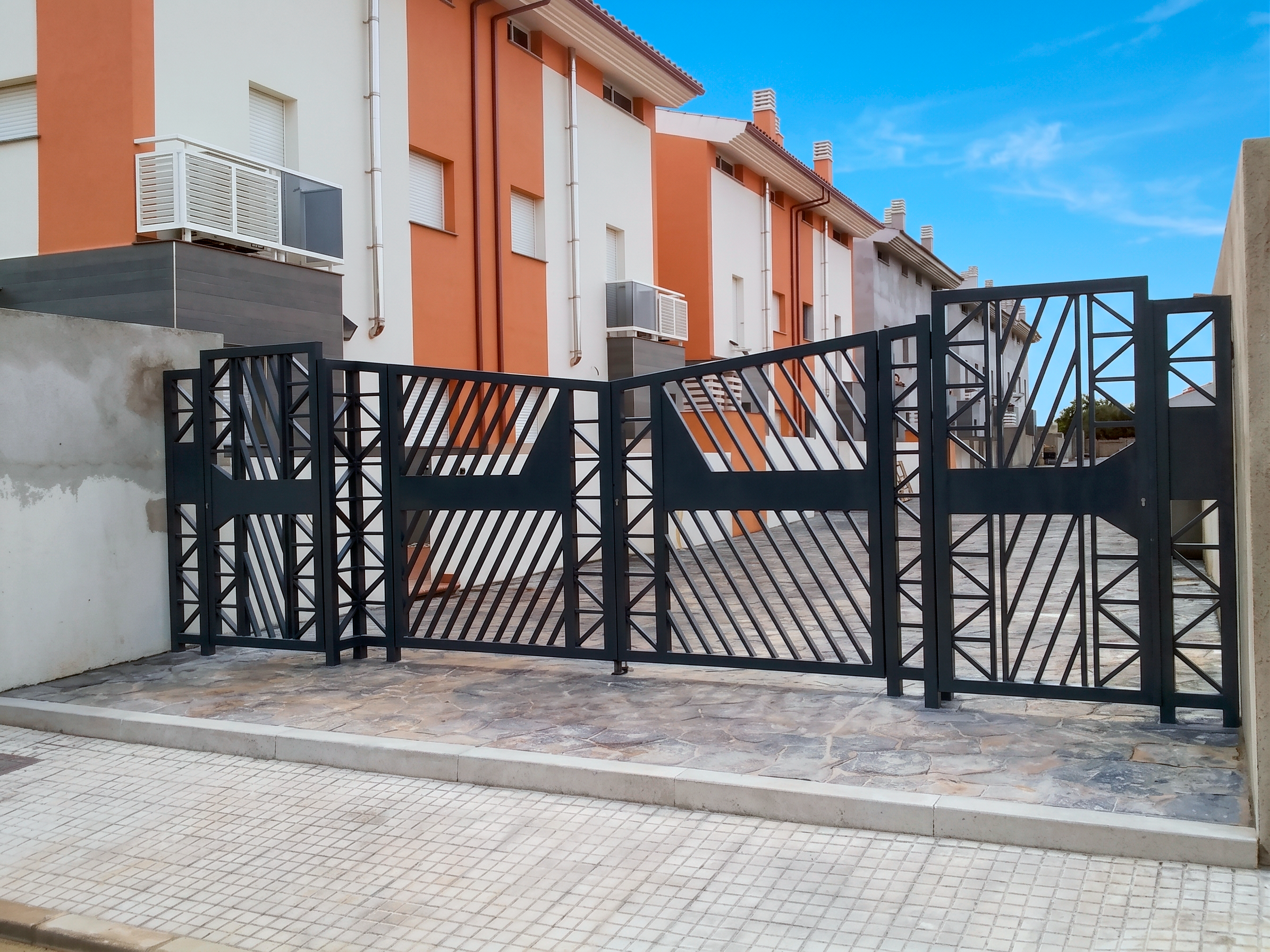 Portón de herrería artesanal para acceso a comunidad