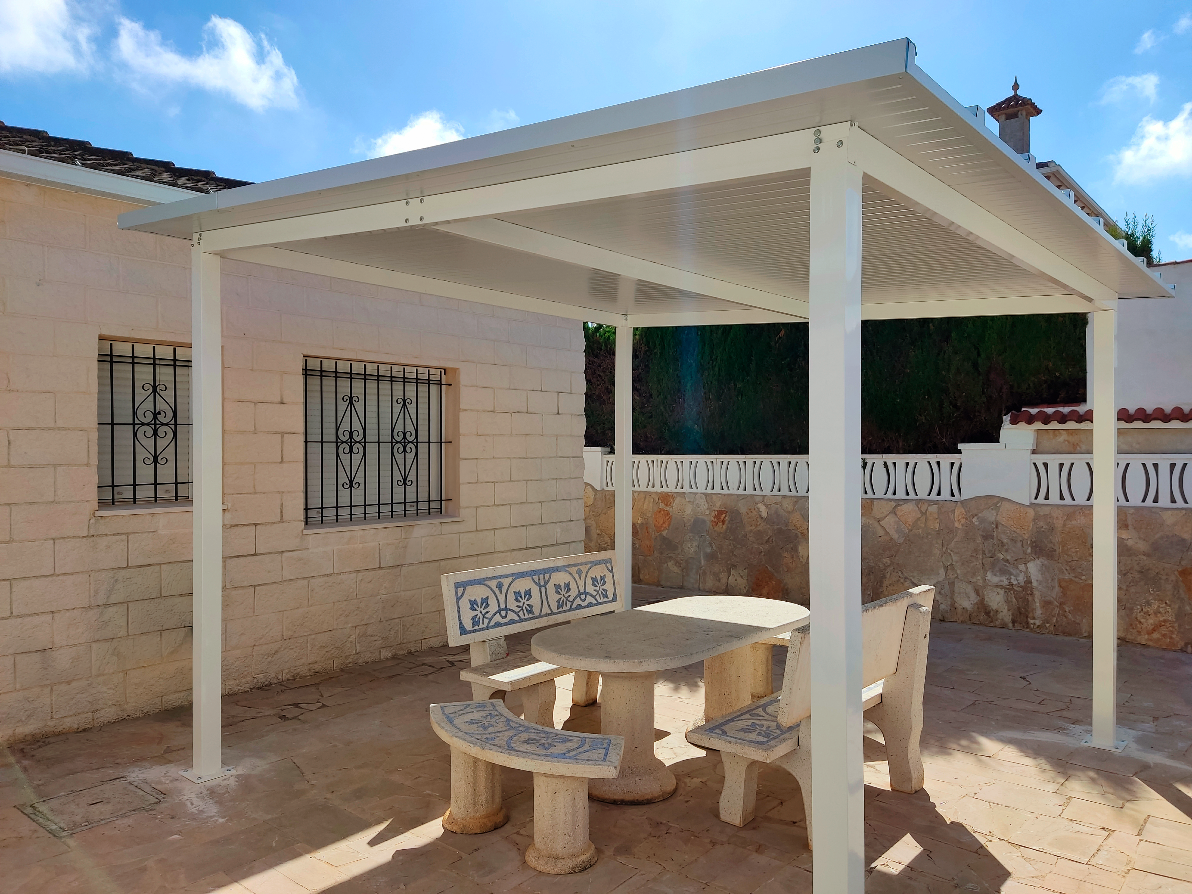 Pérgola de aluminio con cubierta de panel sándwich