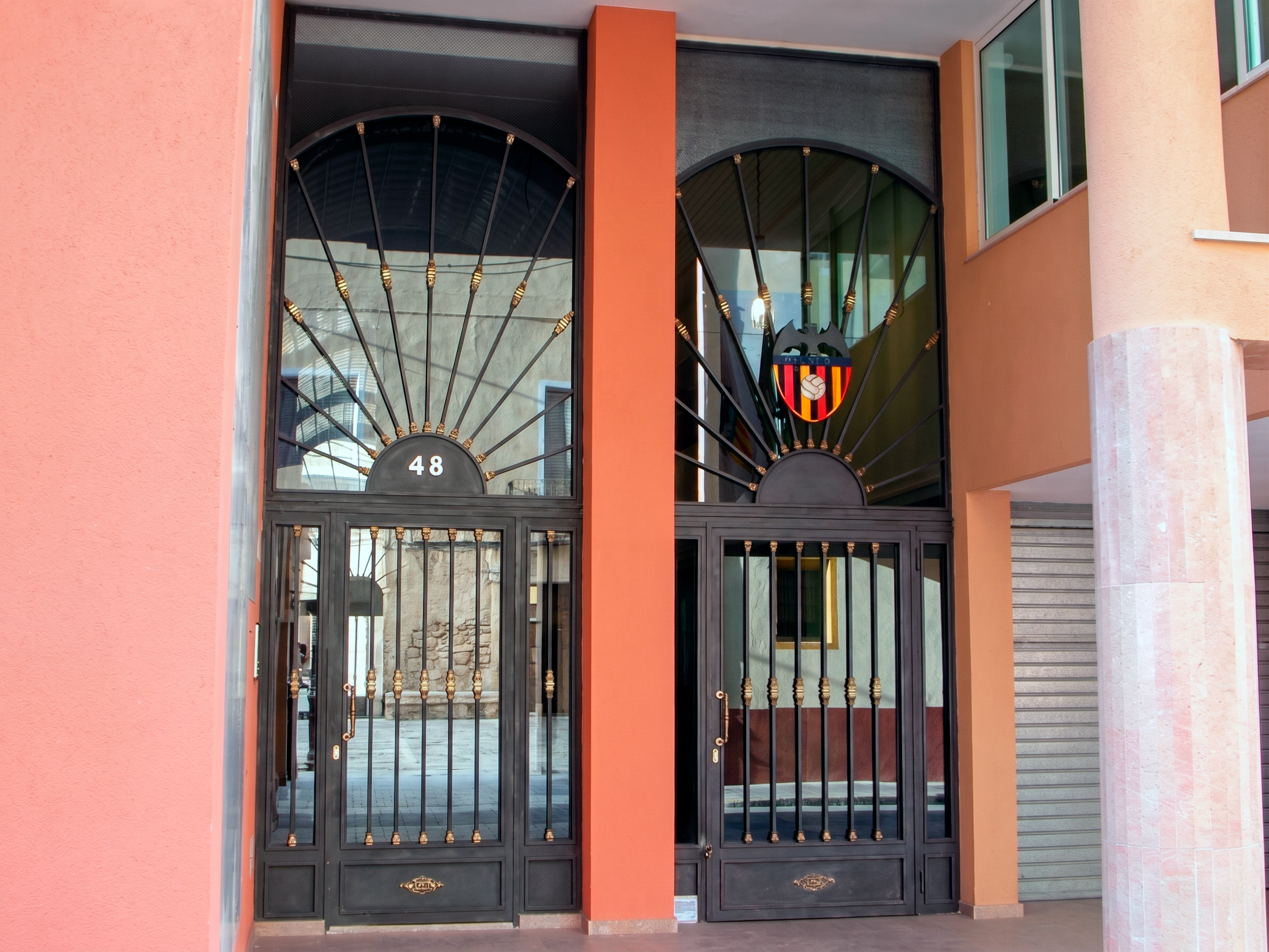 Portal de edificio de acero en gris antracita